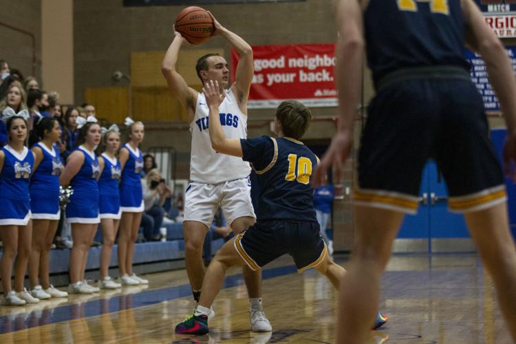 Boys Basketball - Mazama v. Henley